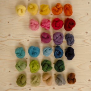 Kardwolle von Tiroler Bergschafen – eingefärbt (Umstellung)